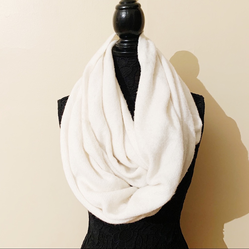 💛 Cynthia Rowley • Infinity Muti-scarf Cream